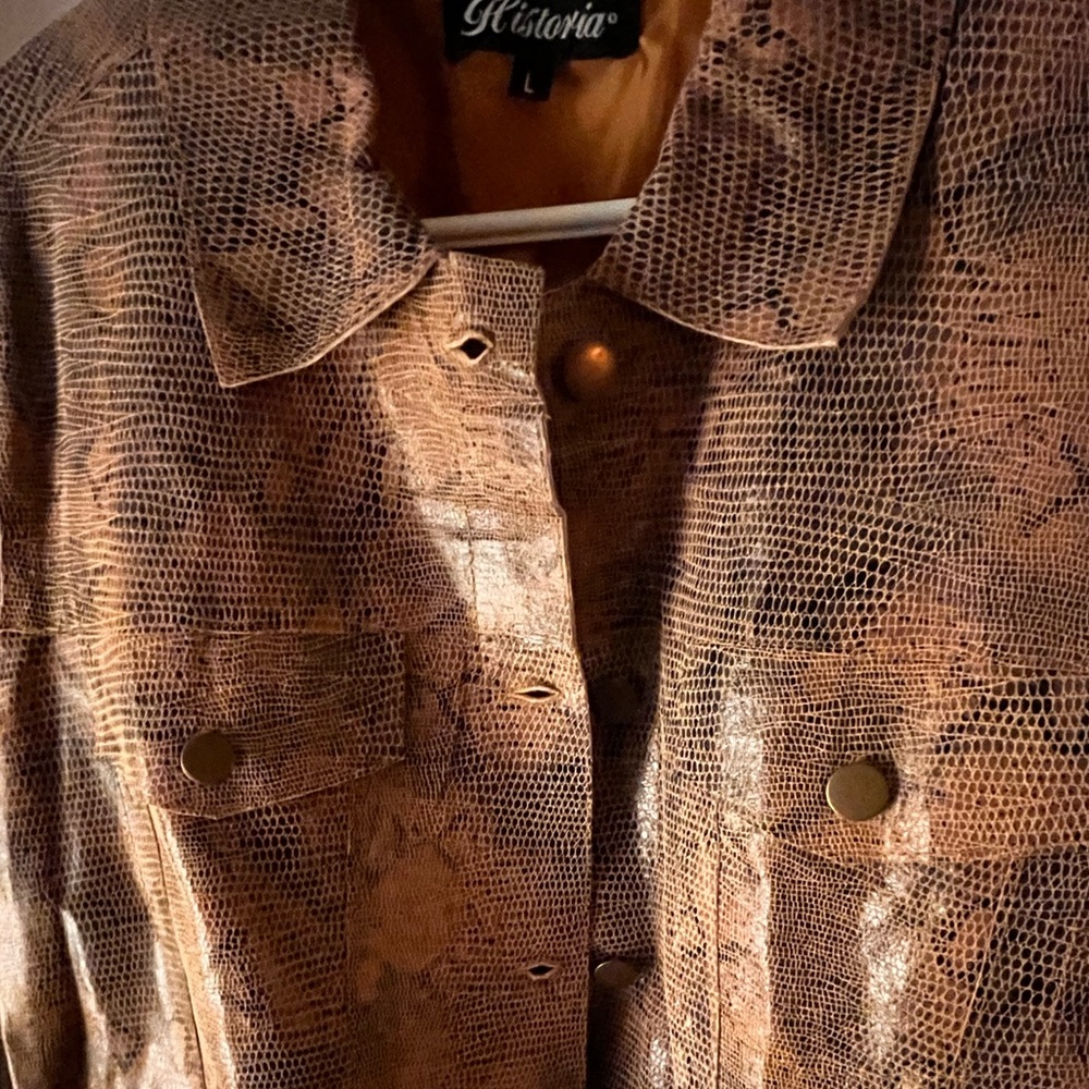 Vintage snakeskin pattern polyester jacket. Size large. super comfy and light.
